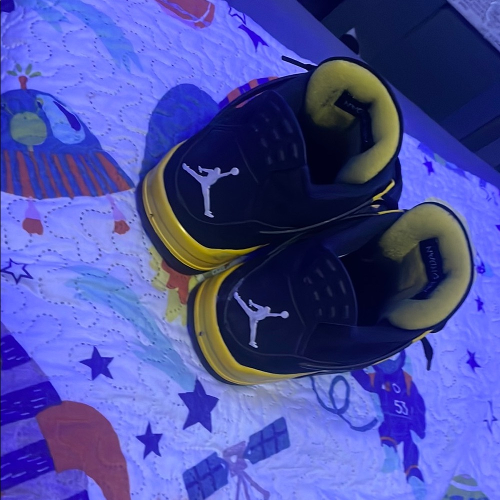 Jordan Black and Yellow Sneakers Sleek Athletic Design - Picture 2 of 6
